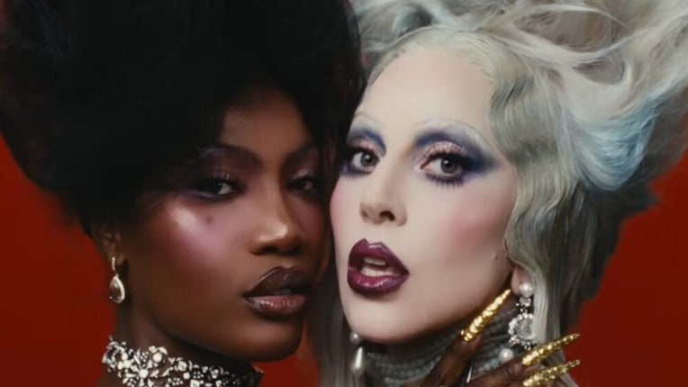 C’est quoi ce clip complètement dingue signé Lady Gaga et Doechii ???