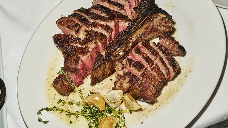 Des steaks grands comme la Croatie, des nudes et des lettres d’amour : on lit quoi ce mois-ci ?