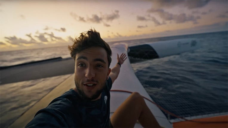 Et si le livre emporté par Inoxtag lors de sa traversée de l’Atlantique était un indice pour un prochain projet ?