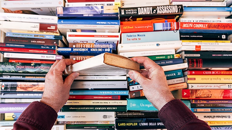 Grasset : 115 écrivains montent au front contre Bolloré