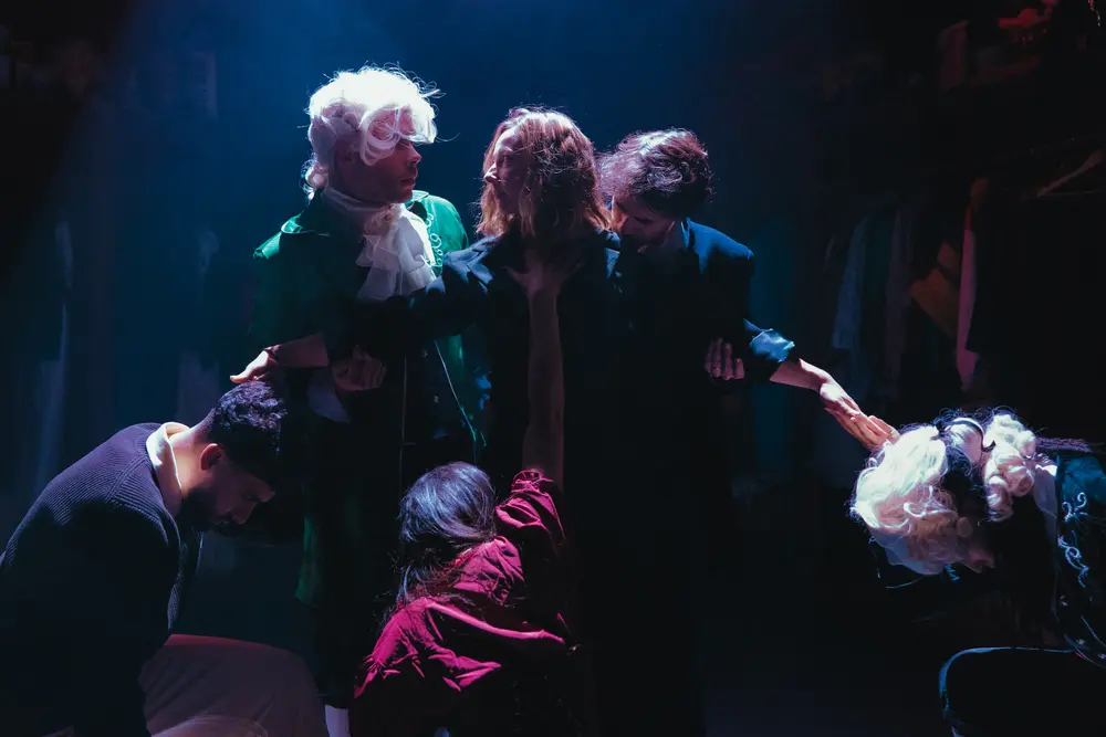 Le Misanthrope de Molière s’offre une relecture contemporaine au Théâtre Antoine