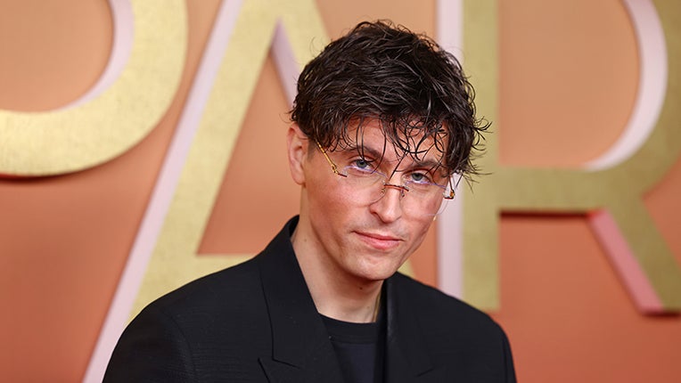 Raphaël Quenard va incarner Gérard de Suresnes, star malgré lui de Fun Radio