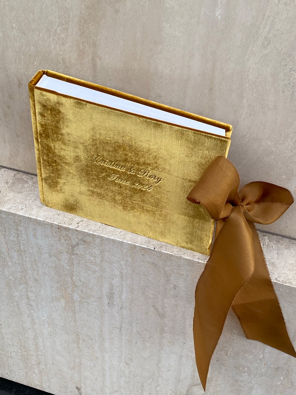 premier album Ebony illustration for Ebony après la Star Ac elle casse tout avec Menelik