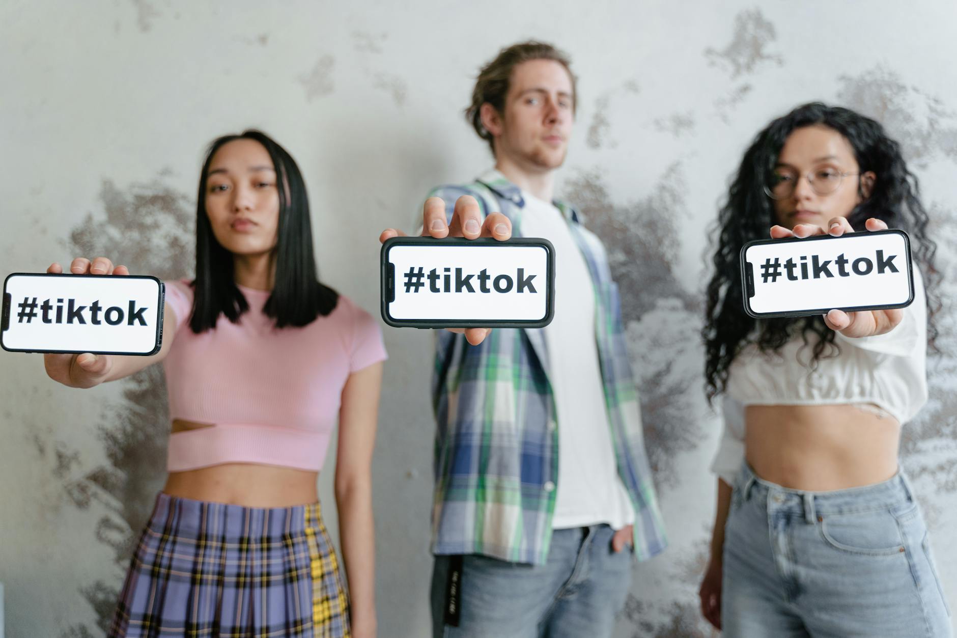 tendance TikTok illustration for TikTok dérape encore et Internet est en roue libre