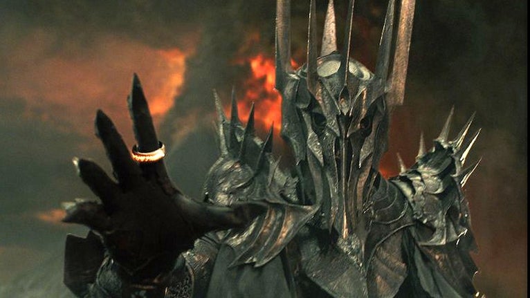 Après Le Seigneur des anneaux et Le Hobbit, Peter Jackson est à deux doigts d’adapter Le Silmarillion