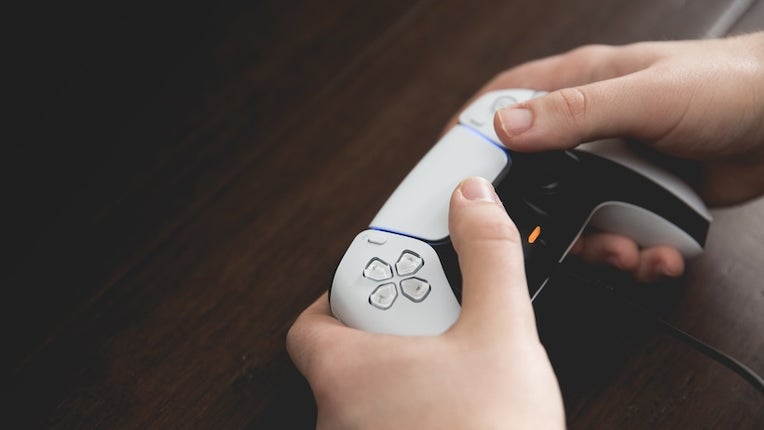 Il veut manoeuvrer son aspi avec sa manette de Play, il pirate en fait 7 000 robots