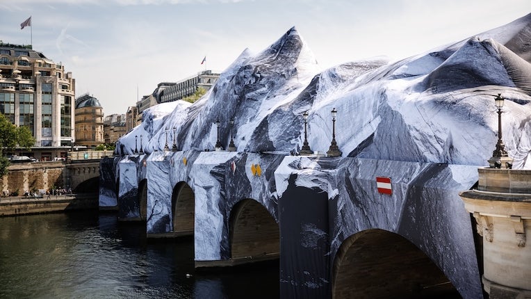 L’artiste JR a transformé le Pont Neuf