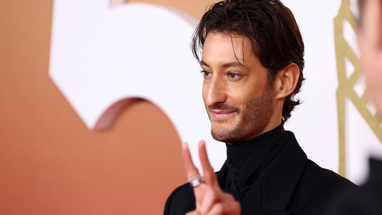 Pierre Niney répond à la question ultime : on laisse les deux coches bleues sur WhatsApp ?
