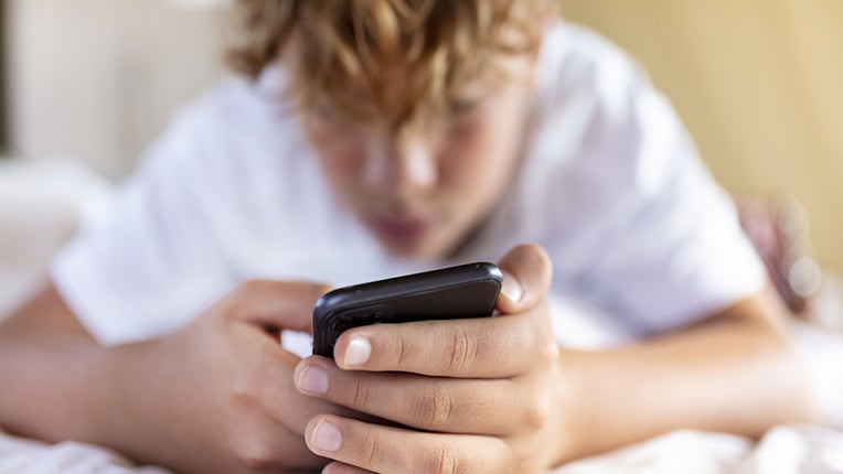Quand pourrait entrer en vigueur l’interdiction des réseaux sociaux aux moins de 15 ans ?