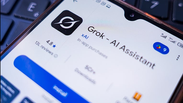 X dit bloquer le « déshabillage » des « personnes réelles » avec Grok, mais reste sous enquête
